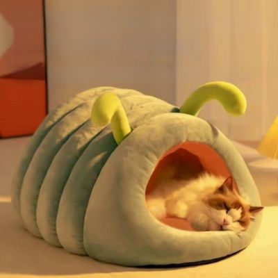 cabane pour chat design chenille chat dort