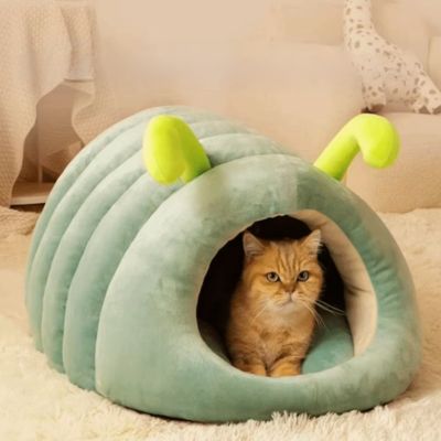 cabane pour chat design chenille vert chat dedans
