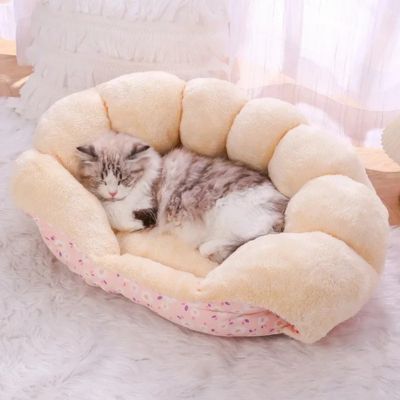 corbeille chat coquillage rose avec chat qui dort