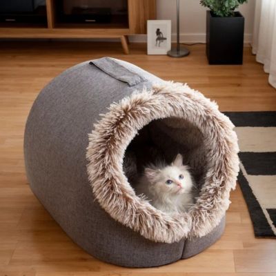 niche pour chat taniere fourrure brune chat blanc
