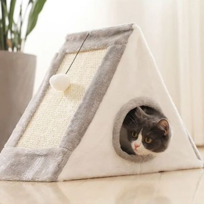 niche pour chat triangulaire avec grattoir gris chat dedans