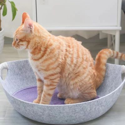 panier a chat tissu feutre couleur gris avec chat debout