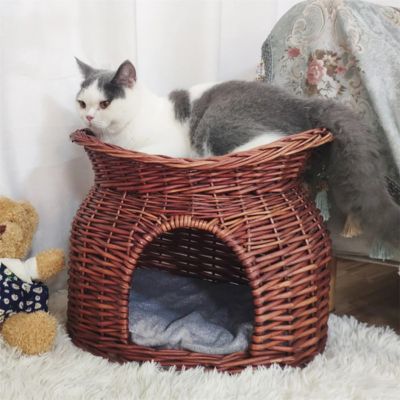 panier en osier pour chat deux niveaux couleur the brun avec chat