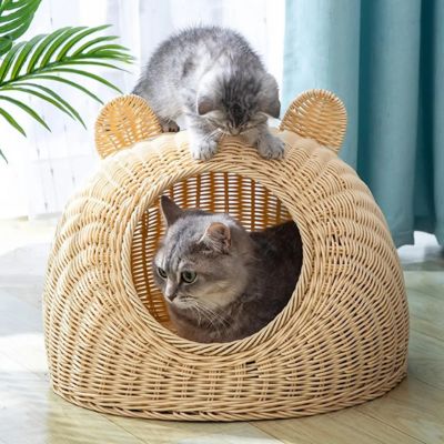 panier en osier pour chat semi recouvert couleur beige avec chats