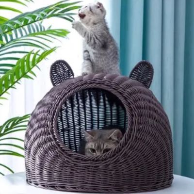 panier en osier pour chat semi recouvert couleur gris fonce avec chats