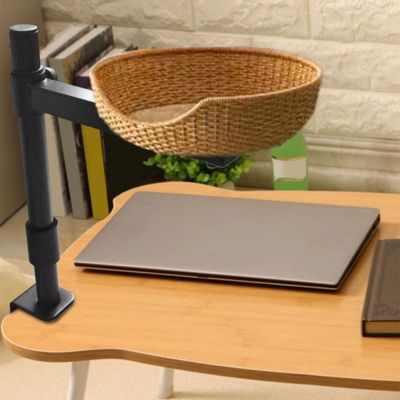 panier en osier pour chat suspendu sur angle bureau