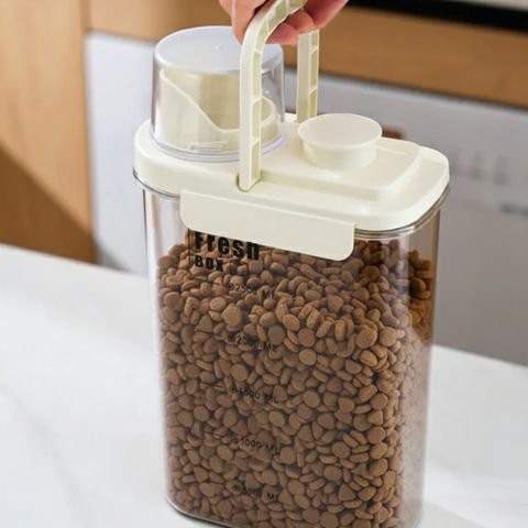 boite à croquettes pour chat couleur creme avec anse laterale ergonomique