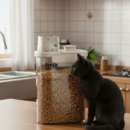 boite à croquettes pour chat couleur creme avec chat dans cuisine