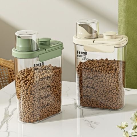 boite à croquettes pour chat couleur creme et couleur vert sur table