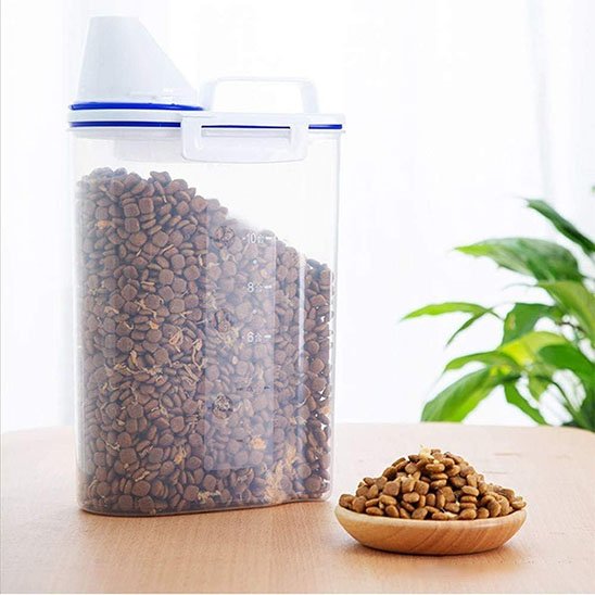 boite à croquettes pour chat transparente sur table