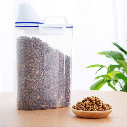 boite à croquettes pour chat transparente sur table