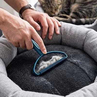 brosse anti poil bleue design demi lune panier