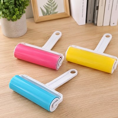 brosse anti poil coloree bleu rose jaune table