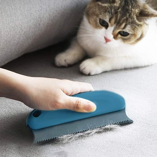 brosse anti poil​ ergonomique bleu fonce chat canape