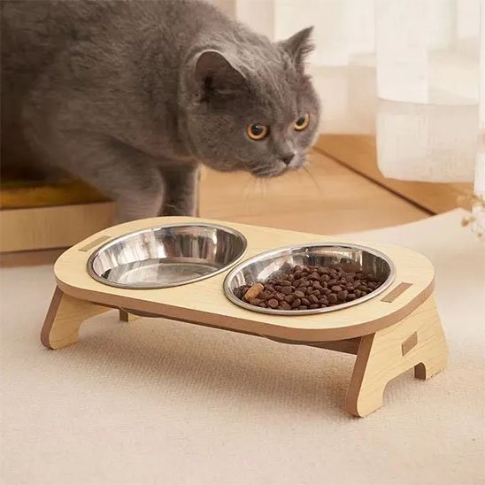 chat avec gamelle chat surelevee bois naturel double bol dans salon 