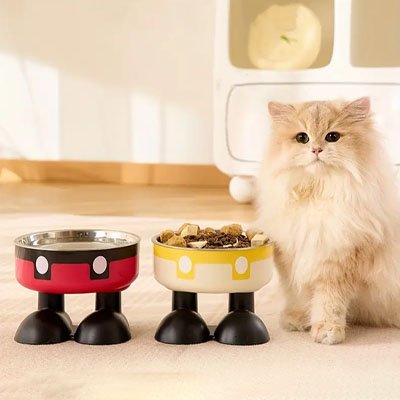 chat avec gamelle chat surelevee couleur jaune et rouge dans salon