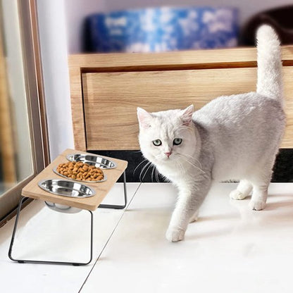 chat couleur blanc avec gamelle chat surelevee industrielle triple bols inox dans salon