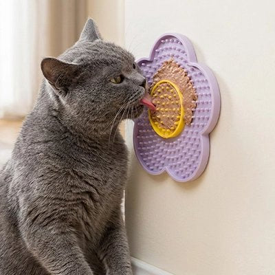 chat lechant tapis de lechage petales violet