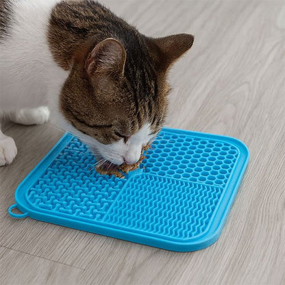 chat mangeant dans tapis de lechage format carre bleu