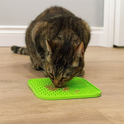 chat mangeant dans tapis de lechage format carre vert