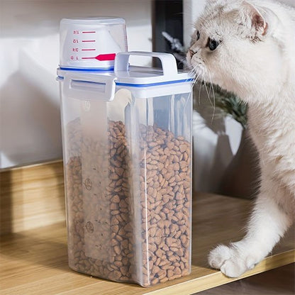chat regardant boite à croquettes pour chat transparente