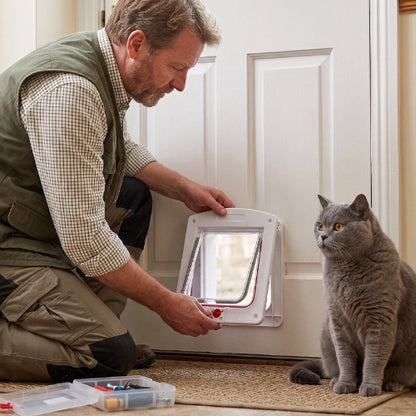 chatière blanche resistante aux intemperies maitre chat debout