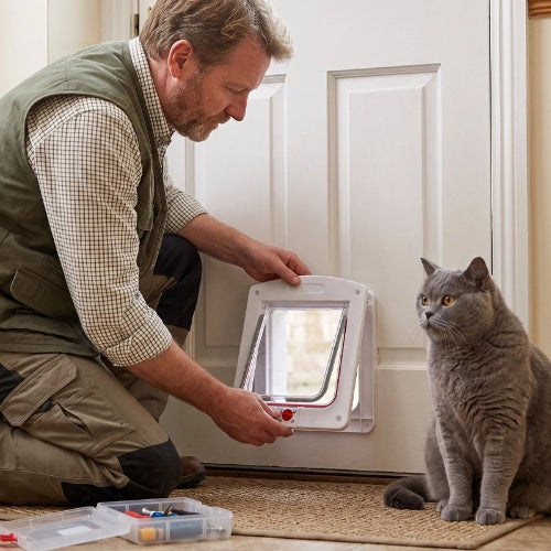 chatière blanche resistante aux intemperies maitre chat debout