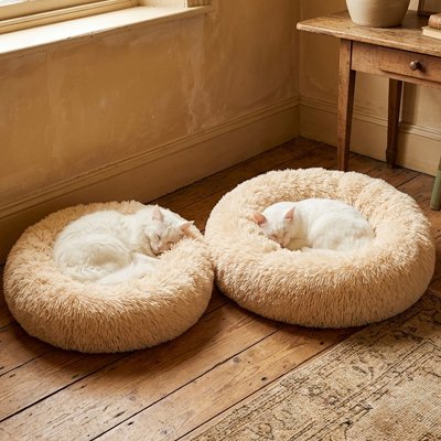 coussin pour chat beige enveloppant chat dormant