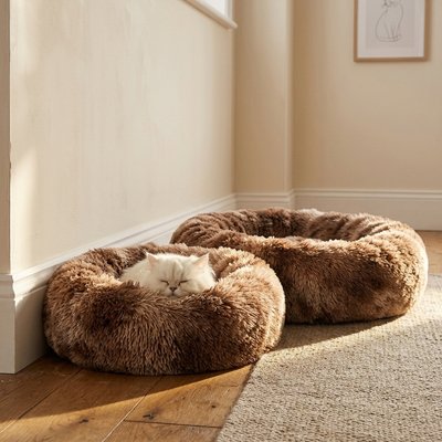 coussin pour chat circulaire marron chat dormant