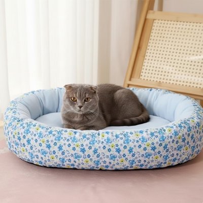 coussin pour chat floral bleu chat allonge salon