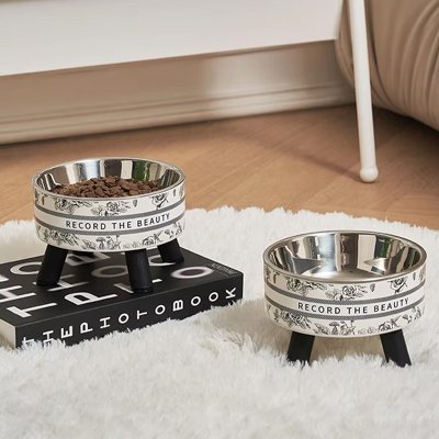 deux gamelle chat surelevee avec motifs floraux vintage dans salon