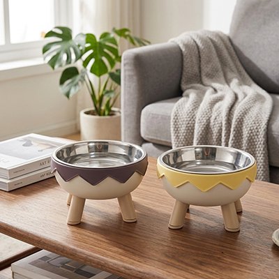 deux gamelle surelevee chat rebord dentele couleur gris et jaune sur table salon