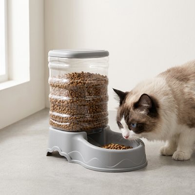 distributeur croquettes chat compact couleur gris avec chat mangeant