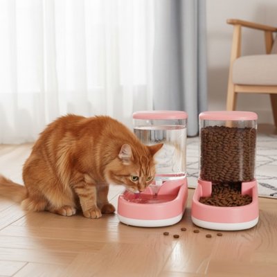 distributeur de croquettes pour chat couleur rose avec chat