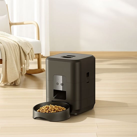 distributeur de croquettes pour chat​ cubique en noir mat dans salon