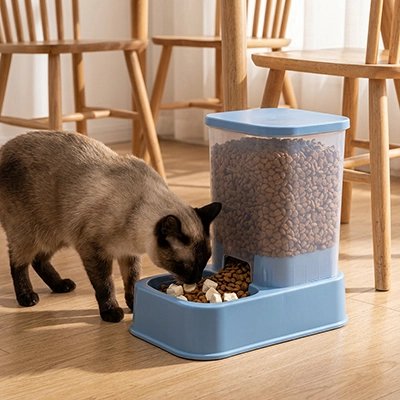 distributeur de croquettes pour chat design compact bleu salon