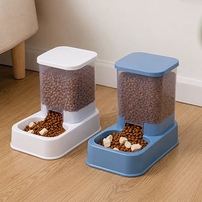 distributeur de croquettes pour chat design compact blanc bleu
