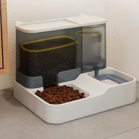 distributeur de croquettes pour chat design epure dans angle maison