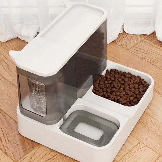 distributeur de croquettes pour chat design epure dans salon