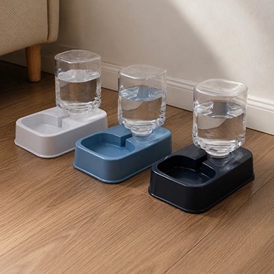 distributeur eau pour chat bleu blanc bleu fonce salon