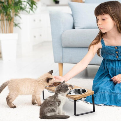 fillette et chatons avec gamelle chat surelevee industrielle triple bols inox