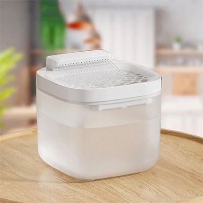fontaine eau chat blanc translucide sur table