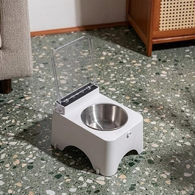 gamelle automatique chat blanche dans salon