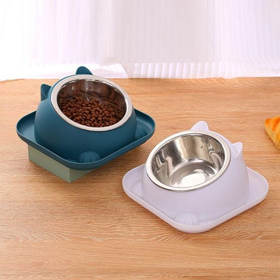 gamelle chat anti basculement couleur bleu fonce et blanc sur table