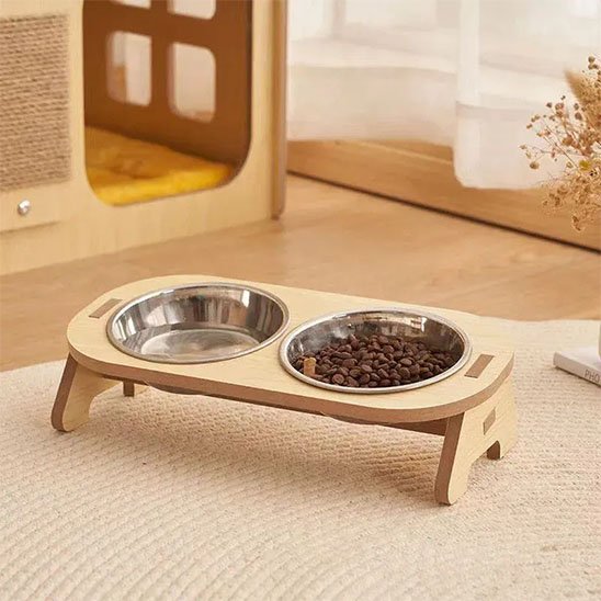 gamelle chat surelevee bois naturel double bol inox dans salon 