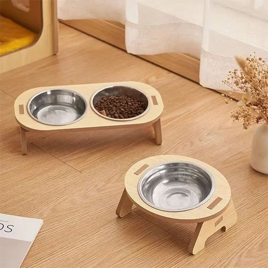 gamelle chat surelevee bois naturel simple et double bol inox dans salon 