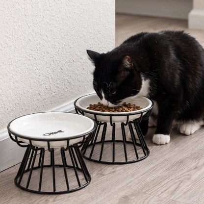 gamelle chat surélevée support metallique noir chat mangeant