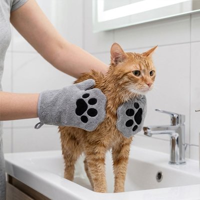 gant de toilettage gris motif patte decoratif chat lavabo