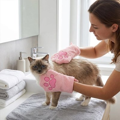 gant de toilettage rose motif patte decoratif maitresse chat