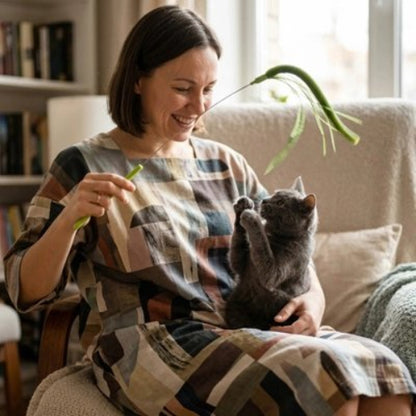 jouet chat baguette a plumes vert maitresse avec chat